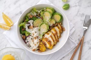 Insalata di pollo, noci e pecorino