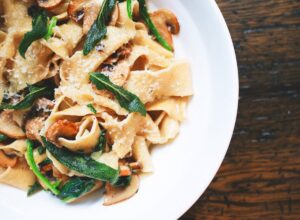 Tagliatelle di grano saraceno con ragù di prosciutto crudo