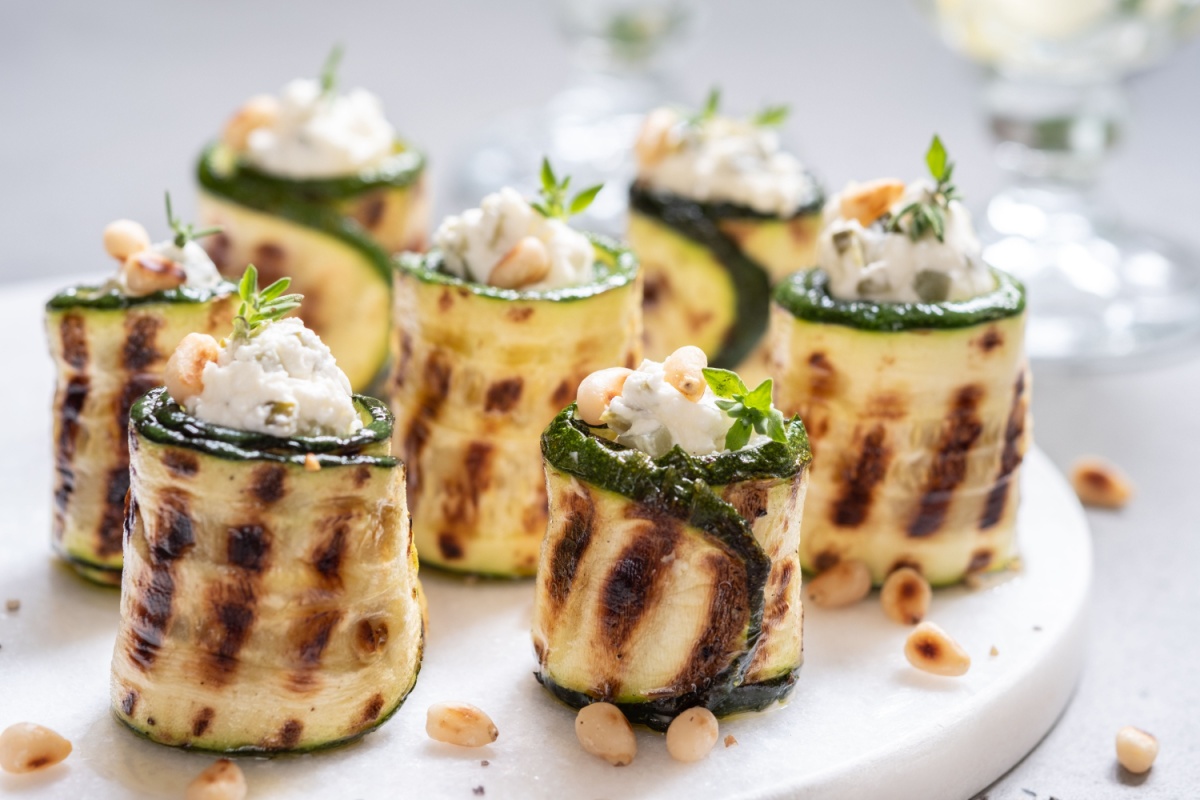 Rotolini di zucchine con crudo e robiola