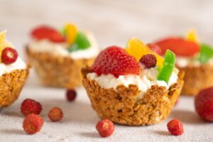 Cestini all’avena ripieni di yogurt
