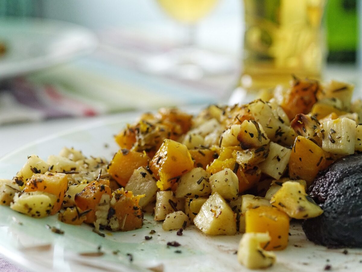 Patate arrosto con crema di yogurt alla paprica