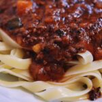 Tagliatelle di grano saraceno con ragù di prosciutto crudo