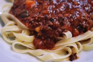 Tagliatelle di grano saraceno con ragù di prosciutto crudo