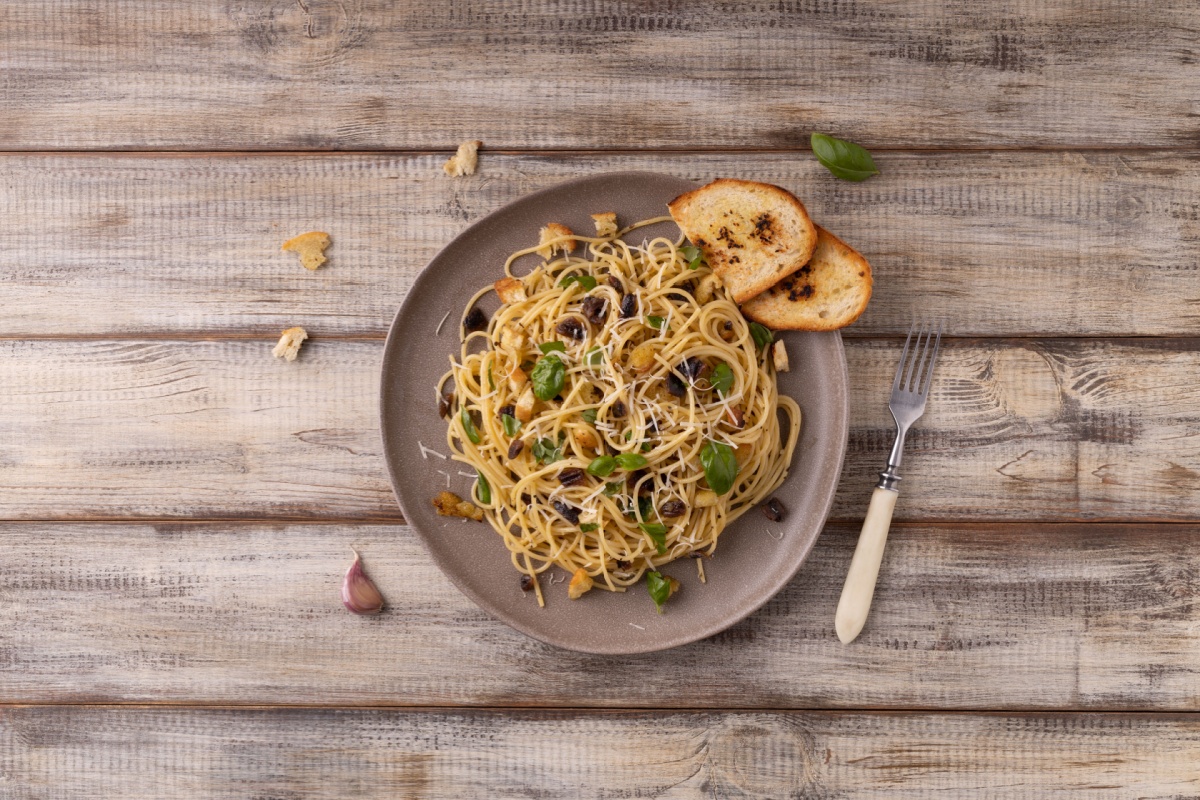 Spaghetti senza glutine con pomodorini gialli, capperi e alici: ricetta veloce e gustosa Spaghetti senza glutine con pomodorini gialli, capperi e alici: ricetta veloce e gustosa
