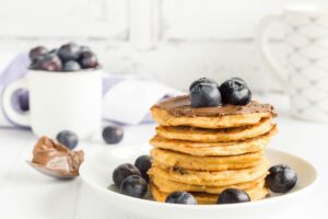 Pancakes senza glutine ai mirtilli con Nutella: soffici e irresistibili