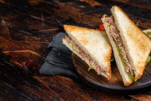 Sandwich senza glutine al tonno e formaggio: facile e gustoso