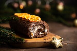 Rotolo al cacao e pesche senza glutine: dolce fresco gustoso
