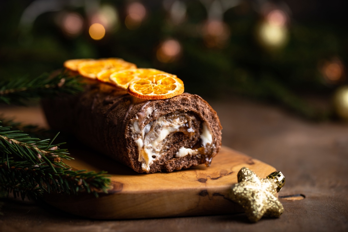 Rotolo al cacao e pesche senza glutine: dolce fresco gustoso Rotolo al cacao e pesche senza glutine: dolce fresco gustoso