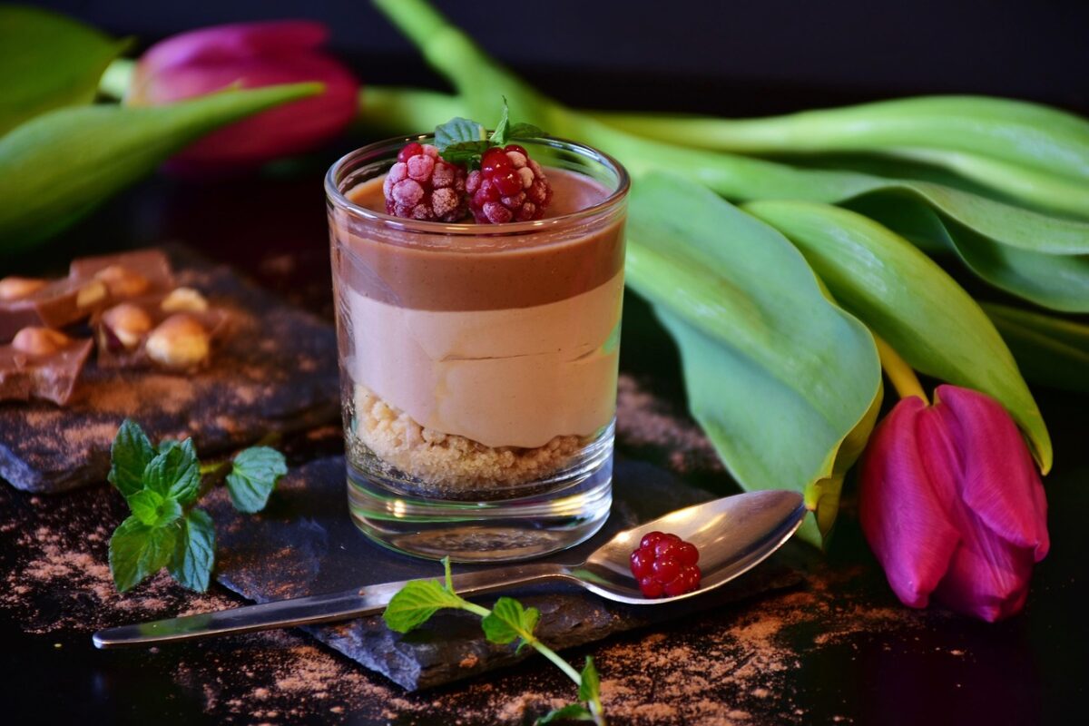 Croccante di mandorle e pinoli con cremoso al limone e pere al pepe