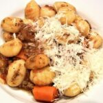 Gnocchi con fecola e ragù di verdure