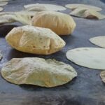 Tortillas di teff con crema di melanzane e pomodorini