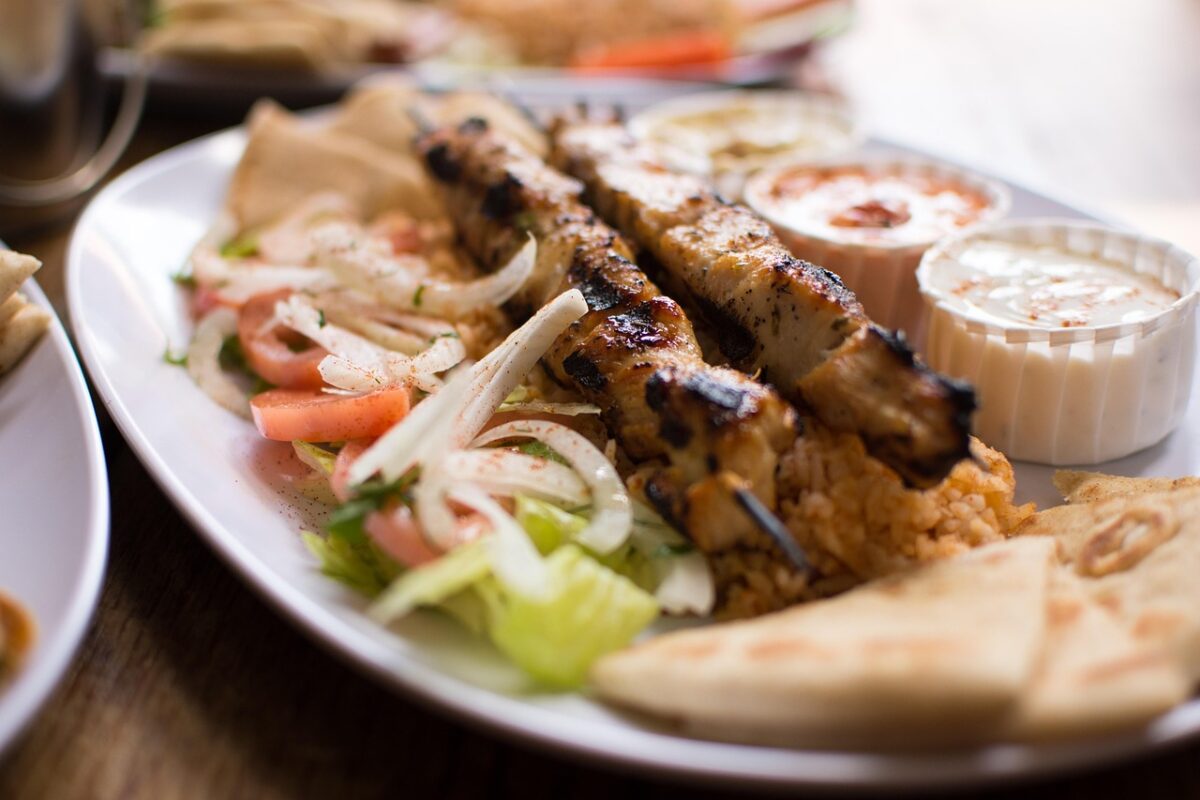 Souvlaki di pollo con chips di piadina (senza glutine) Souvlaki di pollo con chips di piadina (senza glutine)