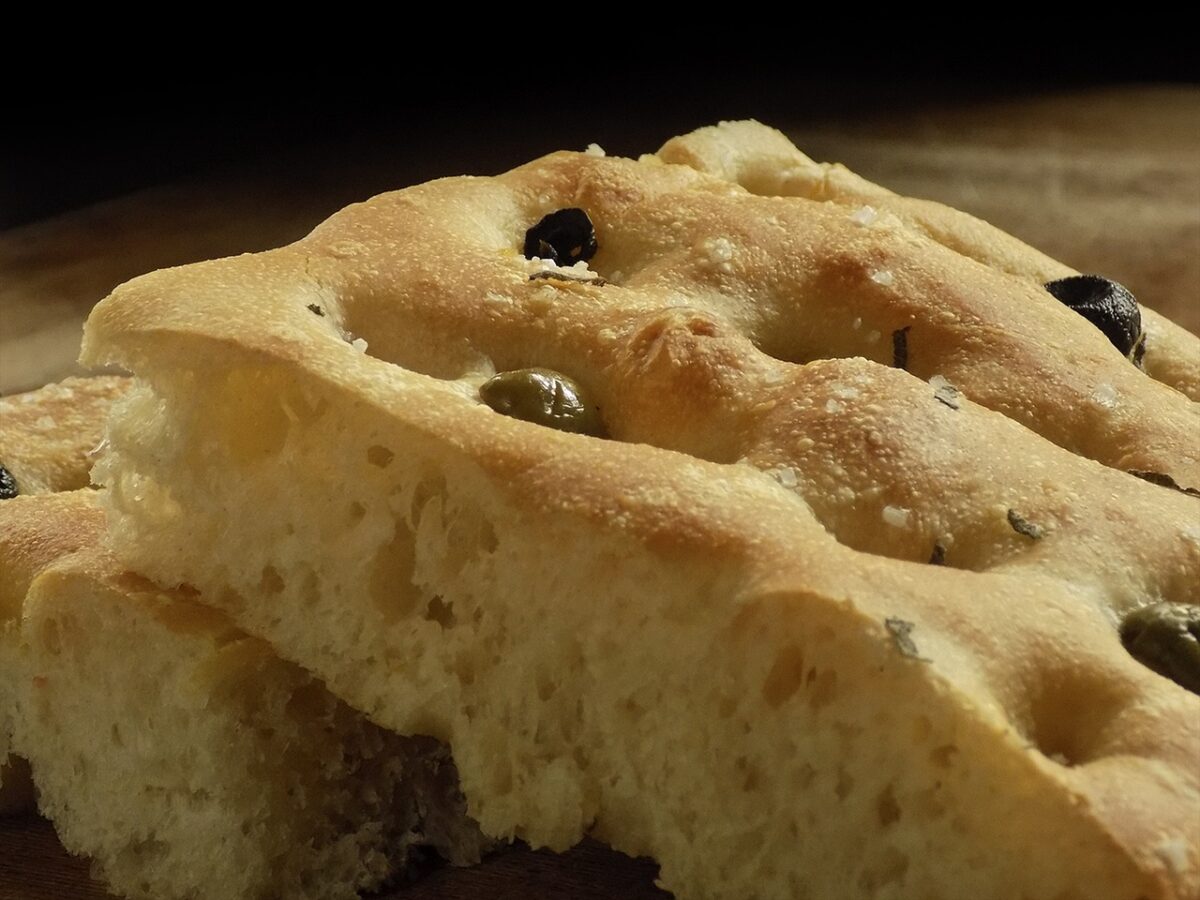 Focaccia saracena con barbabietola, mela verde e rucola