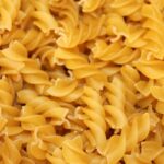 Fusilli gluten free di mais e riso con crema di cavolini di Bruxelles, pomodorini secchi e mandorle