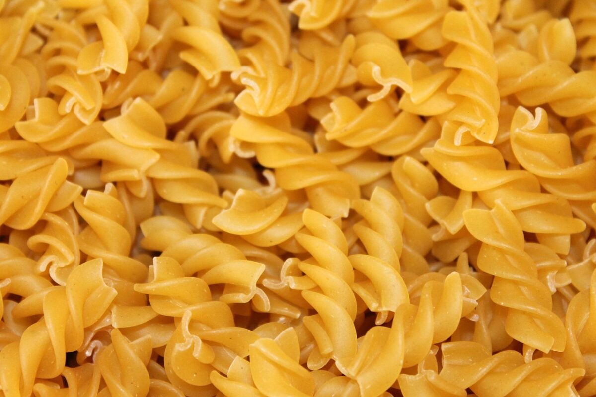 Fusilli gluten free di mais e riso con crema di cavolini di Bruxelles, pomodorini secchi e mandorle