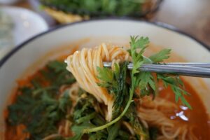 Noodles di riso con pesce ed asparagi selvatici (senza glutine)