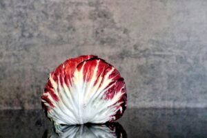 Indivia rossa con noci e aceto balsamico