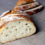 Crostoni di pane gluten free con crema di cime di rapa, cimette piccanti e caciocavallo