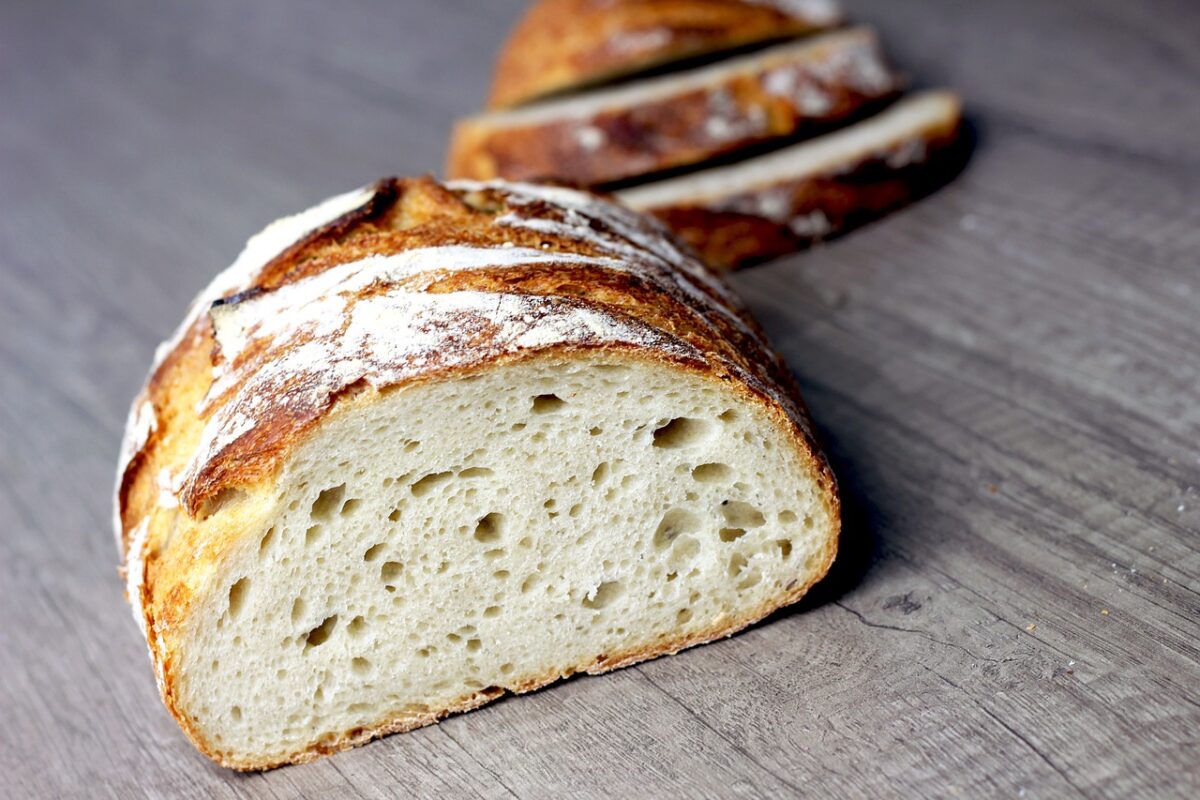 Crostoni di pane gluten free con crema di cime di rapa, cimette piccanti e caciocavallo