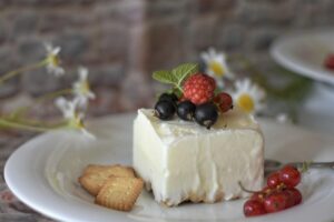 Semifreddo senza glutine al cocco con coulis di fragole