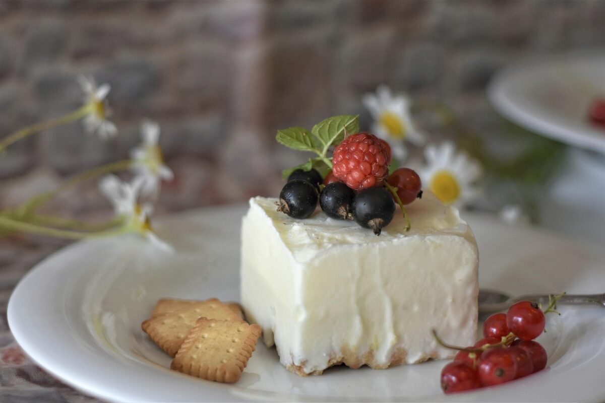 Semifreddo senza glutine al cocco con coulis di fragole