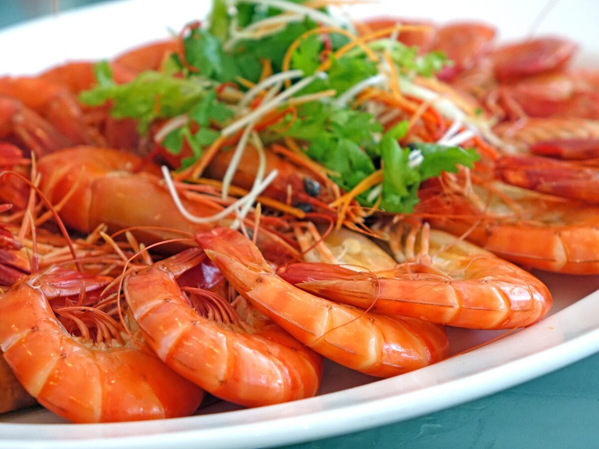 Gamberi saltati con emulsione allo zenzero, pepe rosa e insalatina variegata (senza glutine)