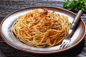 Spaghetti con acciughe e pangrattato senza glutine