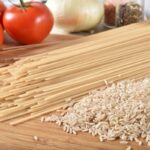 Tagliatelle gluten free di riso semigreggio con salsa d’erbe aromatiche e pomodorini secchi