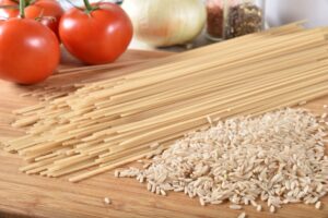 Tagliatelle gluten free di riso semigreggio con salsa d’erbe aromatiche e pomodorini secchi
