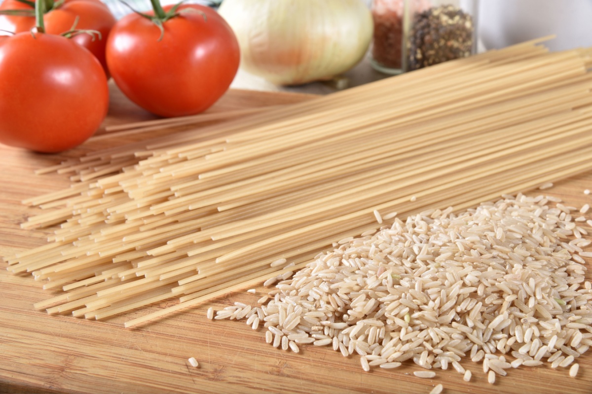 Tagliatelle gluten free di riso semigreggio con salsa d’erbe aromatiche e pomodorini secchi