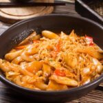 Tteokbokki con verdure: i famosi gnocchi di riso coreani in una versione senza glutine
