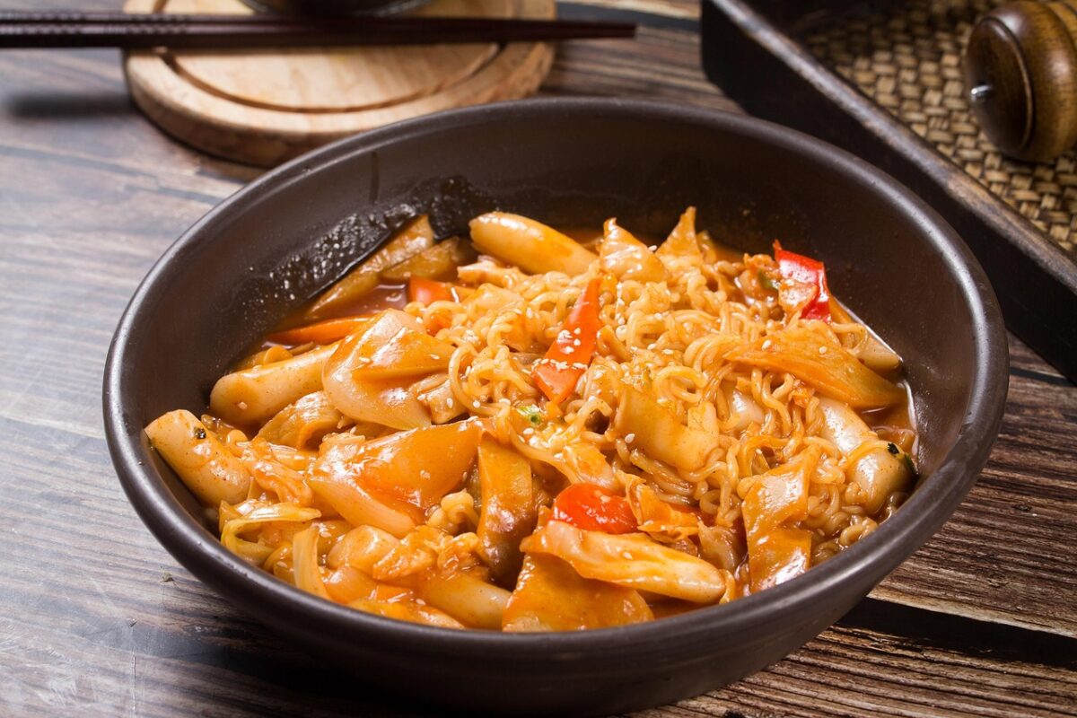 Tteokbokki con verdure: i famosi gnocchi di riso coreani in una versione senza glutine
